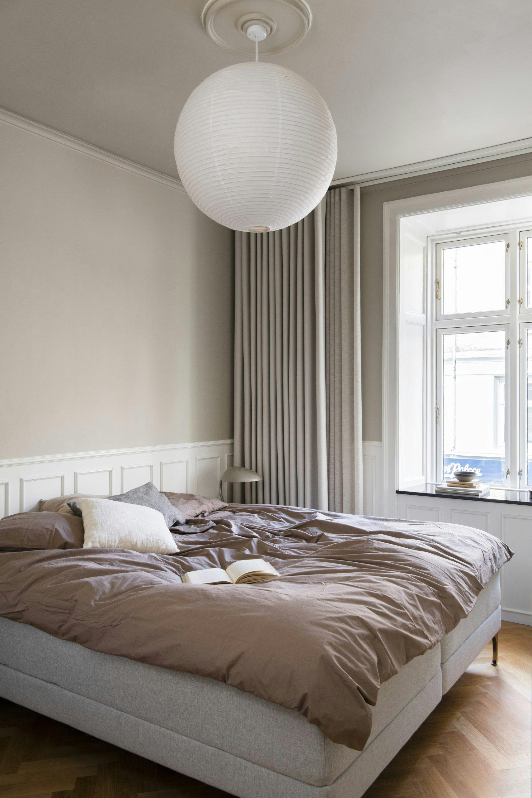 Bolig reportage hos Oliver og Michelle Soverom beige